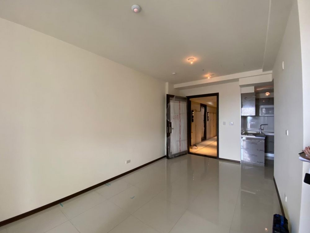 1-before-狹長型的客廳,銜接廚房的樑與天花板高度視覺有點突兀。