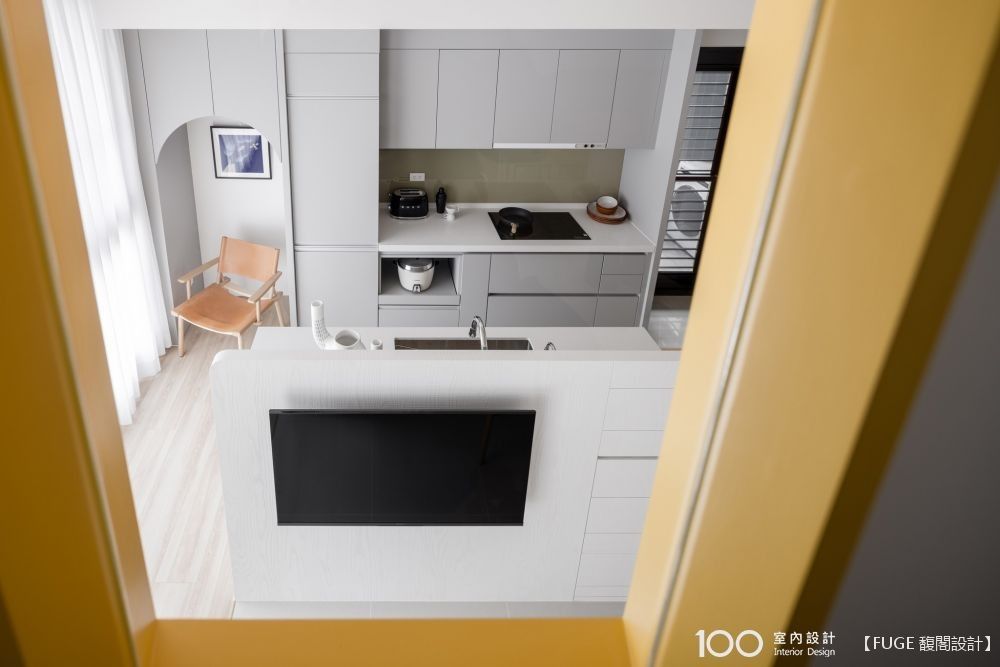 ▲閣樓側牆開了室內窗,居高臨下,多了一起捉迷藏的樂趣,還能一起看電視