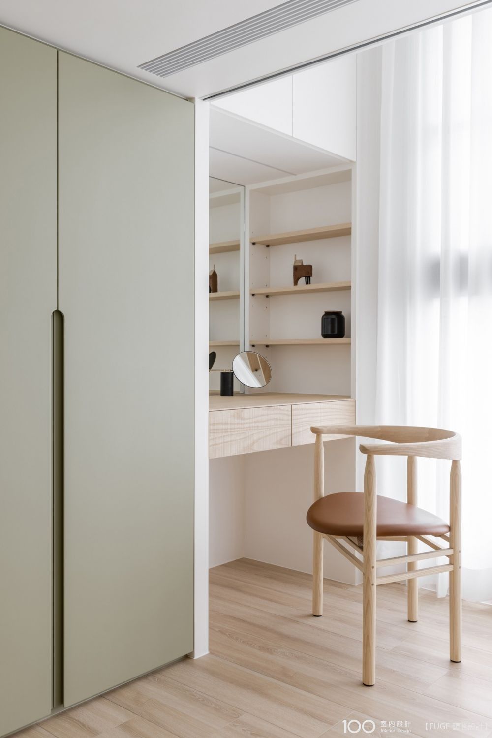 ▲鄰近主臥的角落,設計師嵌入收納與桌椅,打造可梳妝、可閱讀和在家辦公的小區域。