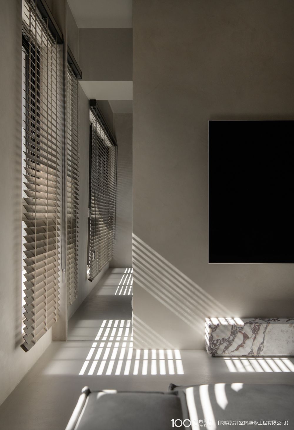 ▲電視牆不做到底,以鏡面擴大公領域的視覺尺度。