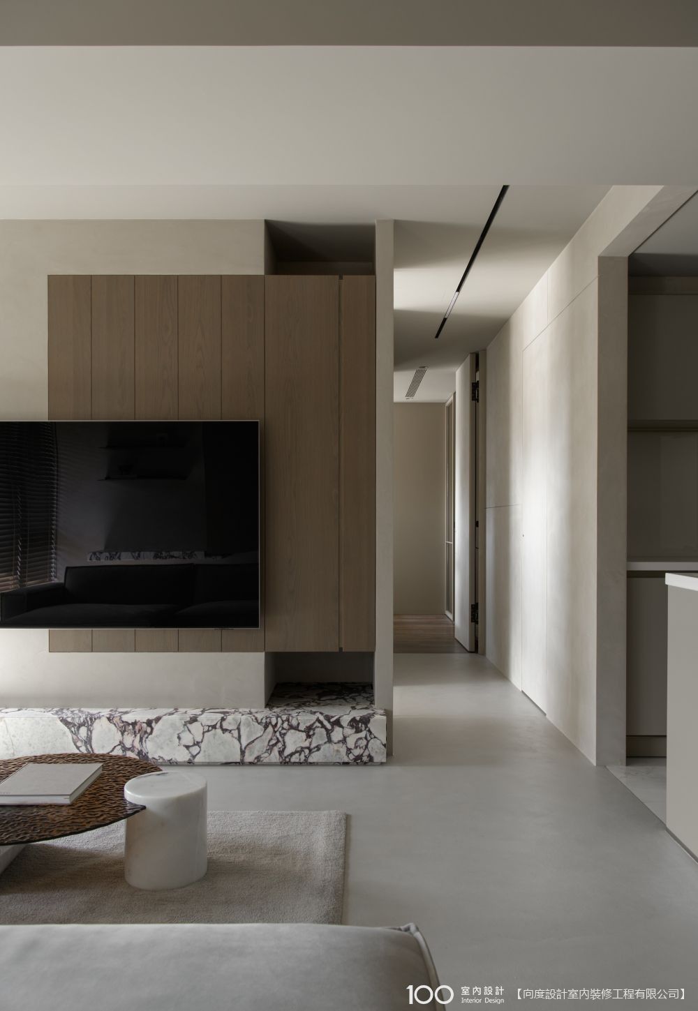 ▲電視牆櫃體及過道的客衛浴皆採隱藏門,使空間更顯俐落。