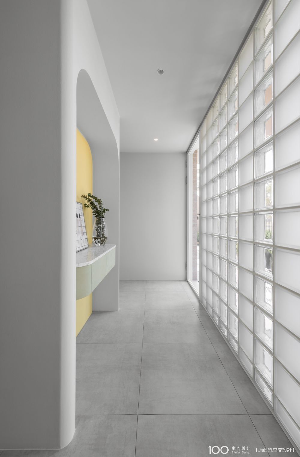 ▲玄關U型走道在清透玻璃磚的映射下，這裡既保有隱私又能透入明亮光線