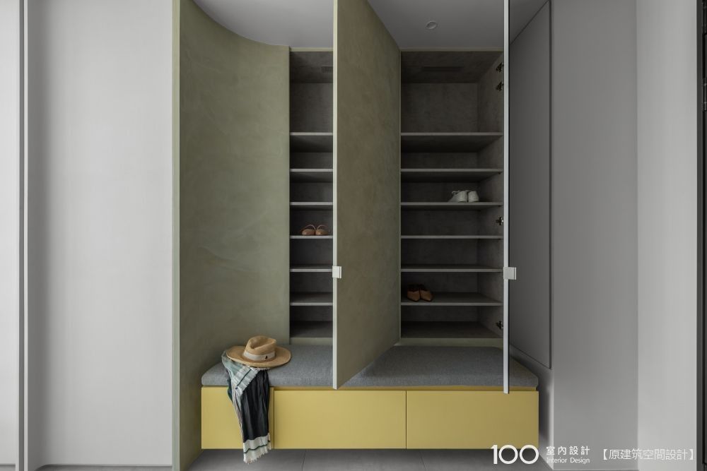 ▲結合了穿鞋椅的櫃體，以不落地的形式呈現