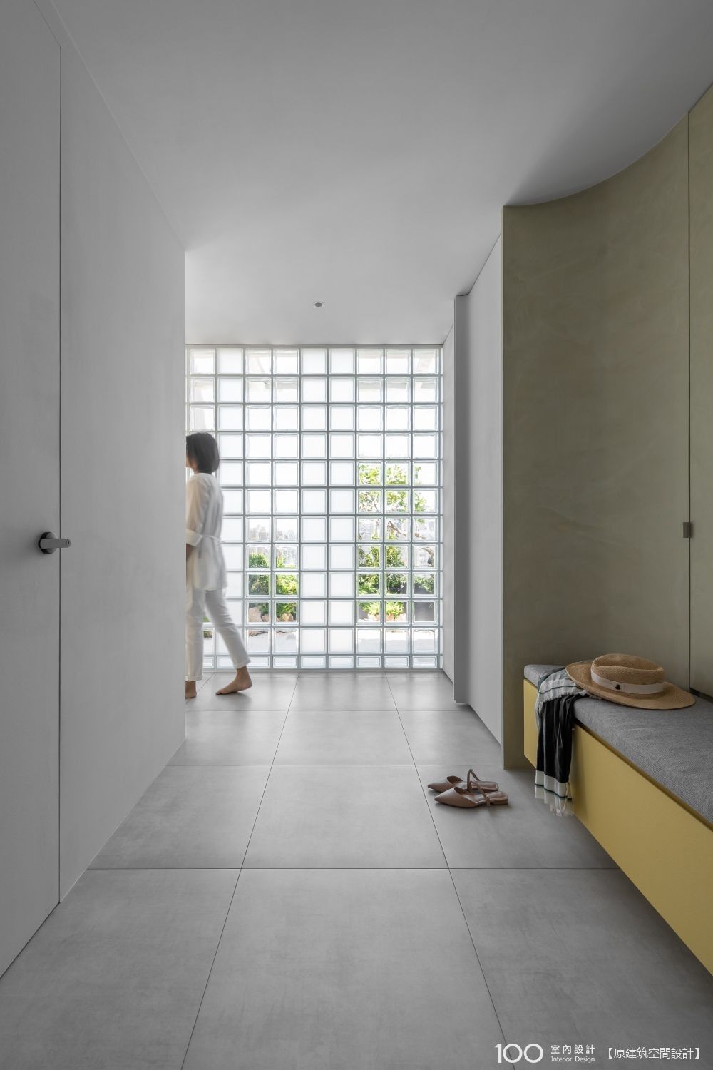 ▲左側以隱形門打造儲藏室，一進門就有方便的收納區