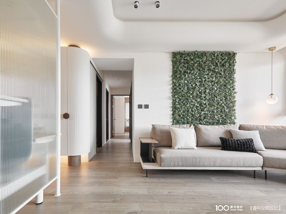 不擺餐桌,家人感情更好了!21坪混搭風親子宅帶你看