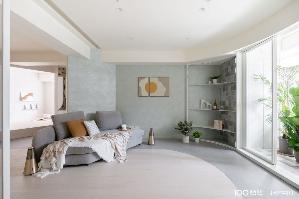 ▲兩側帶有綠色調的磁磚背牆，形成室內外轉場的巧妙緩衝。