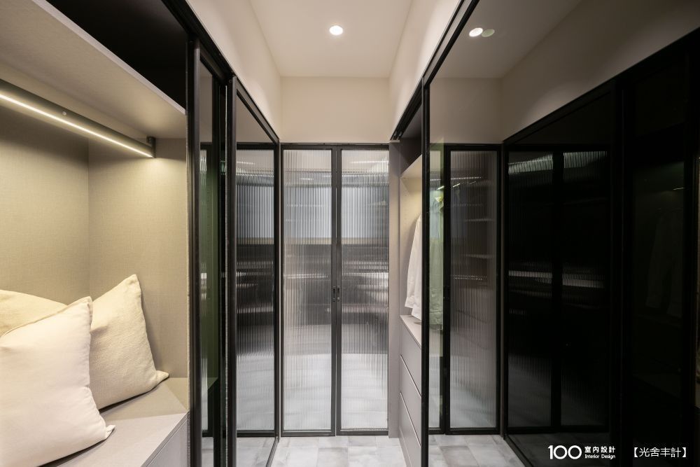 ▲更衣室鄰近衛浴，避免讓衣物容易潮濕，除了設置了衣櫃拉門、衛浴門、淋浴門阻擋水氣，同時亦加裝了除溼機，讓衛浴及更衣室能夠時時維持乾爽狀態。