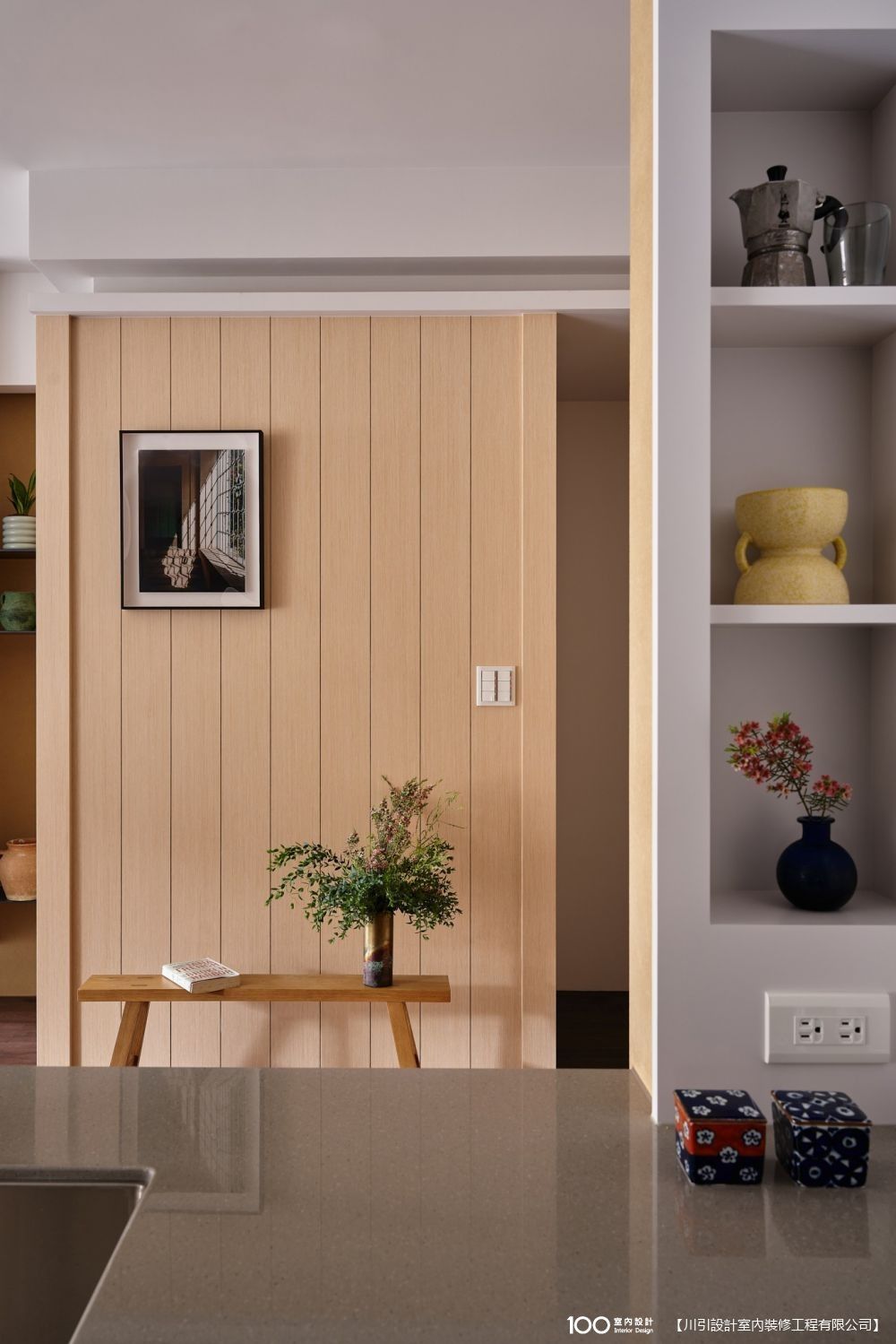 ▲細看立面有著細膩木紋肌理,並以直線賦予層次。