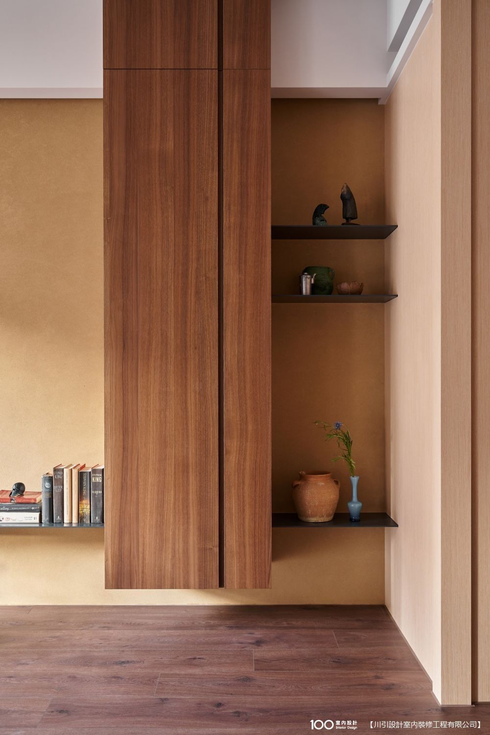 ▲在溫潤的木頭材質及塗料中,以黑色鐵件層板帶入現代美感。