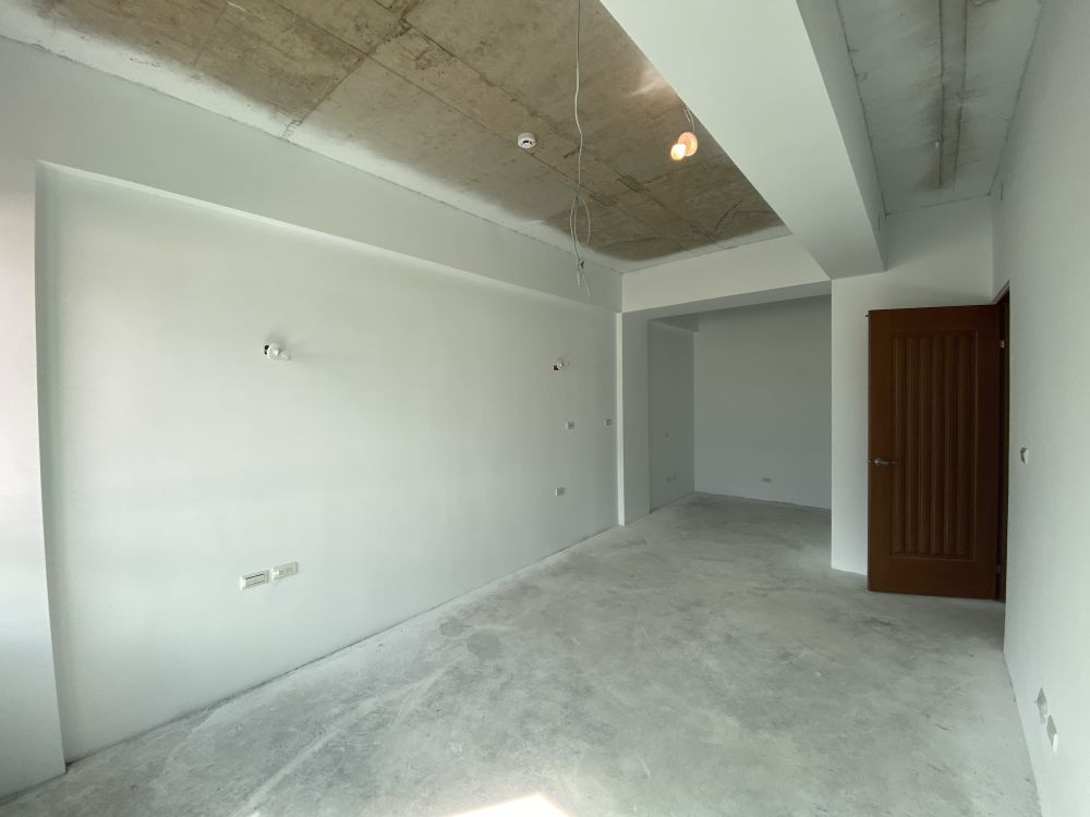 ▲我們家呈現長型,這個方向較沒採光