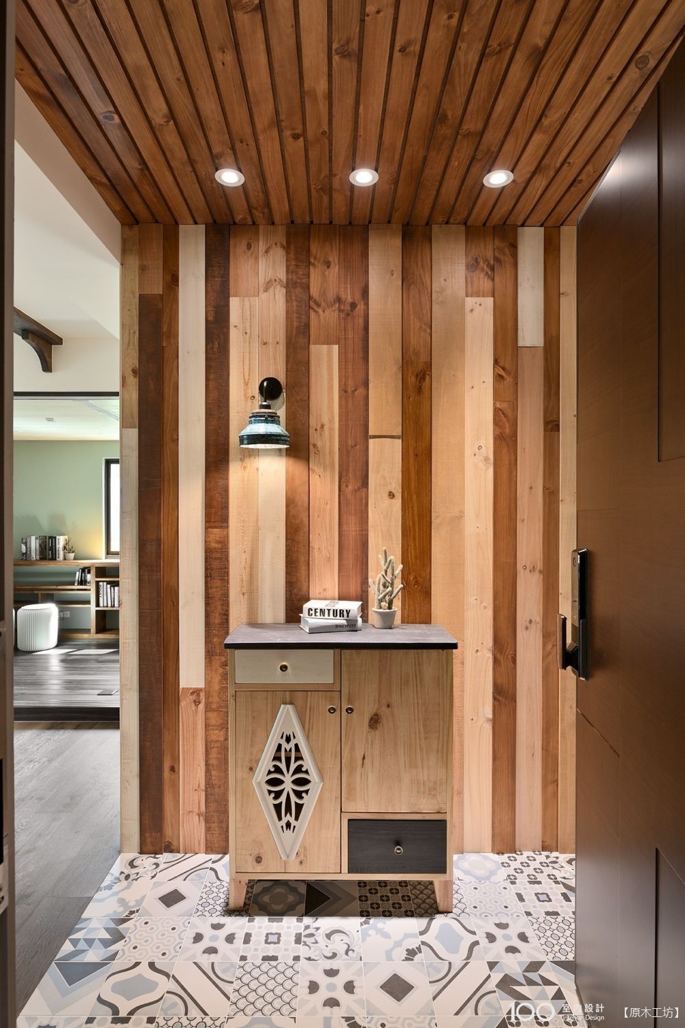 ▲深淺交錯的直條木紋向上延伸,與上方天花搭配得剛剛好,空間也不會侷限。