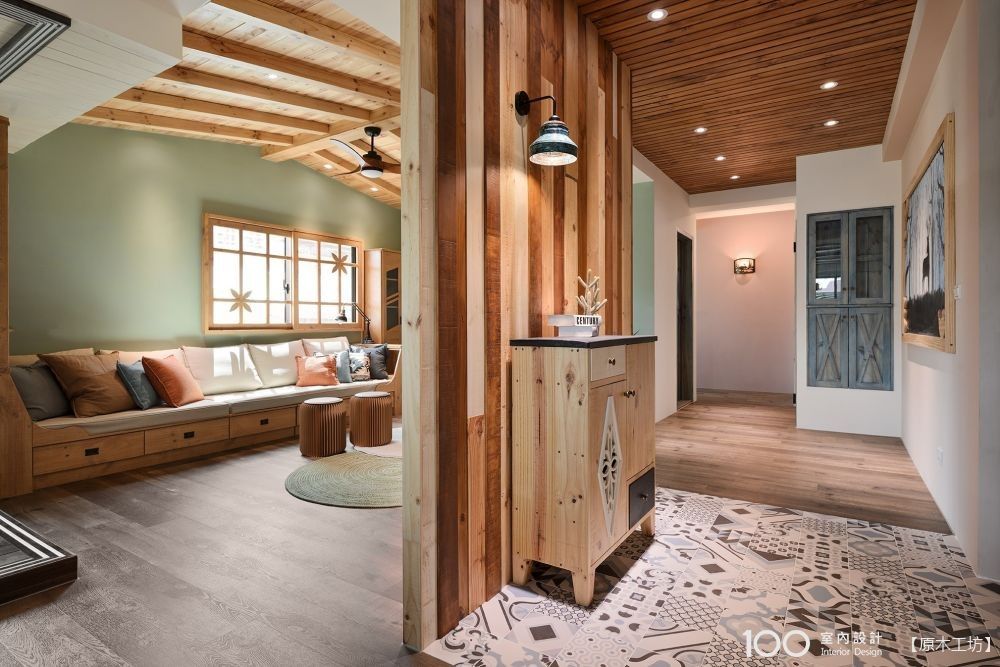 ▲壁面後方就是待客的客廳區