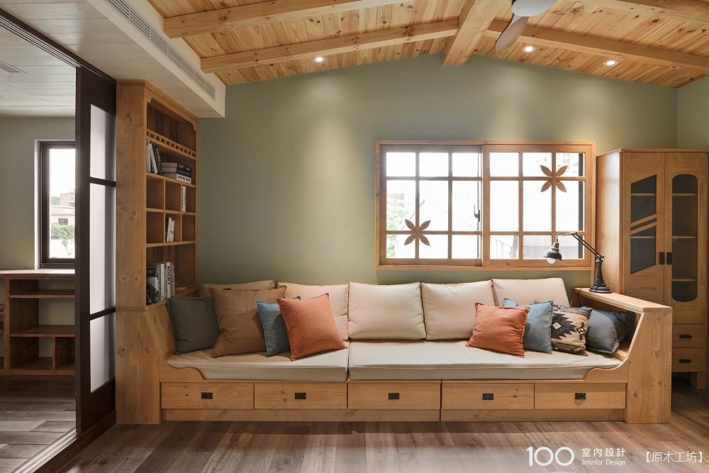 ▲斜屋頂不但讓空間超放大,也很有度假小木屋的感覺。