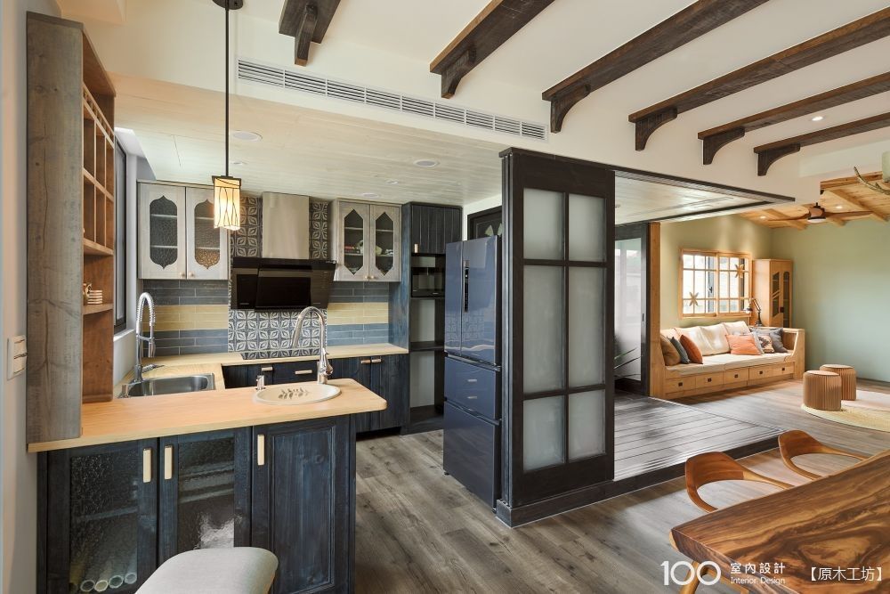 ▲設計師精算冰箱尺寸後,設計出既包覆冰箱又不影響動線的廚房。