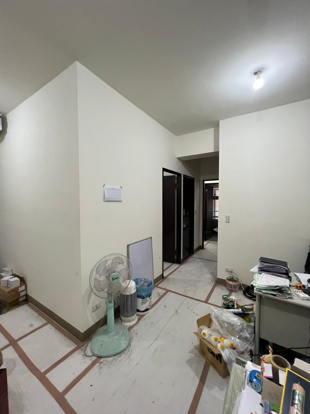 1-before-把客廳和廚房的隔間牆面拆除一部分後，空間感變得更好。