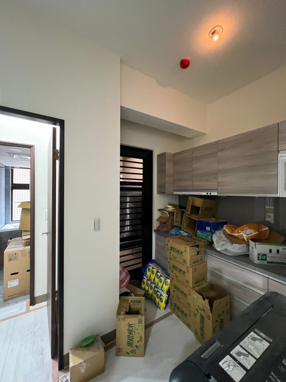 3-before-廚房區從牆面延伸設計出可以收納冰箱的位置，也多了中島餐桌和擺放電器的空間。