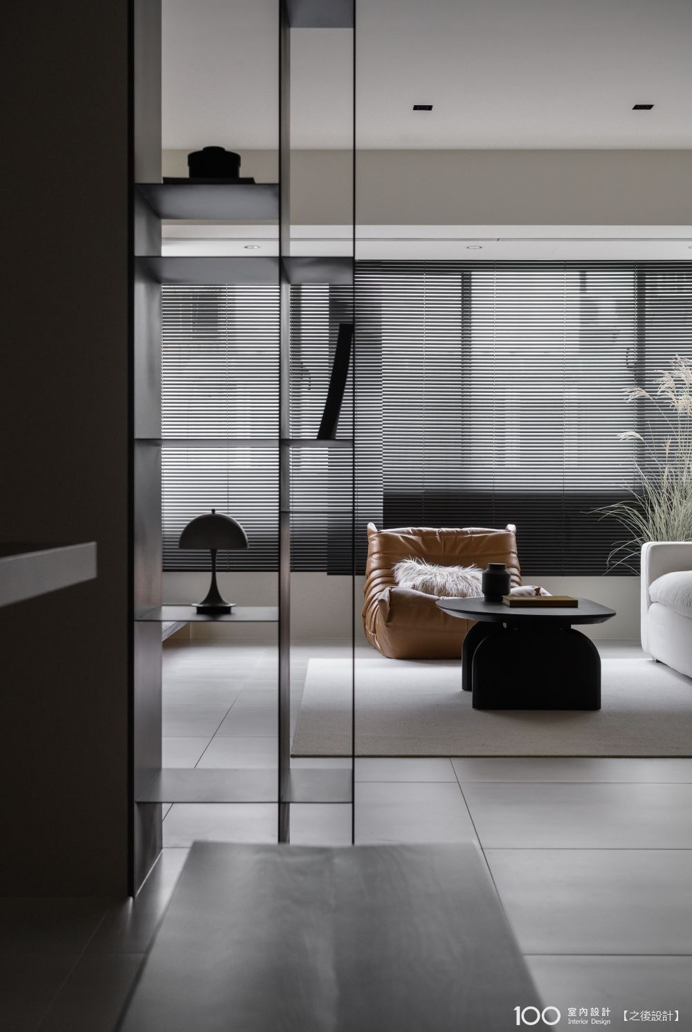 ▲薄型展示層架以不同寬、高堆疊，突破制式格柵規律