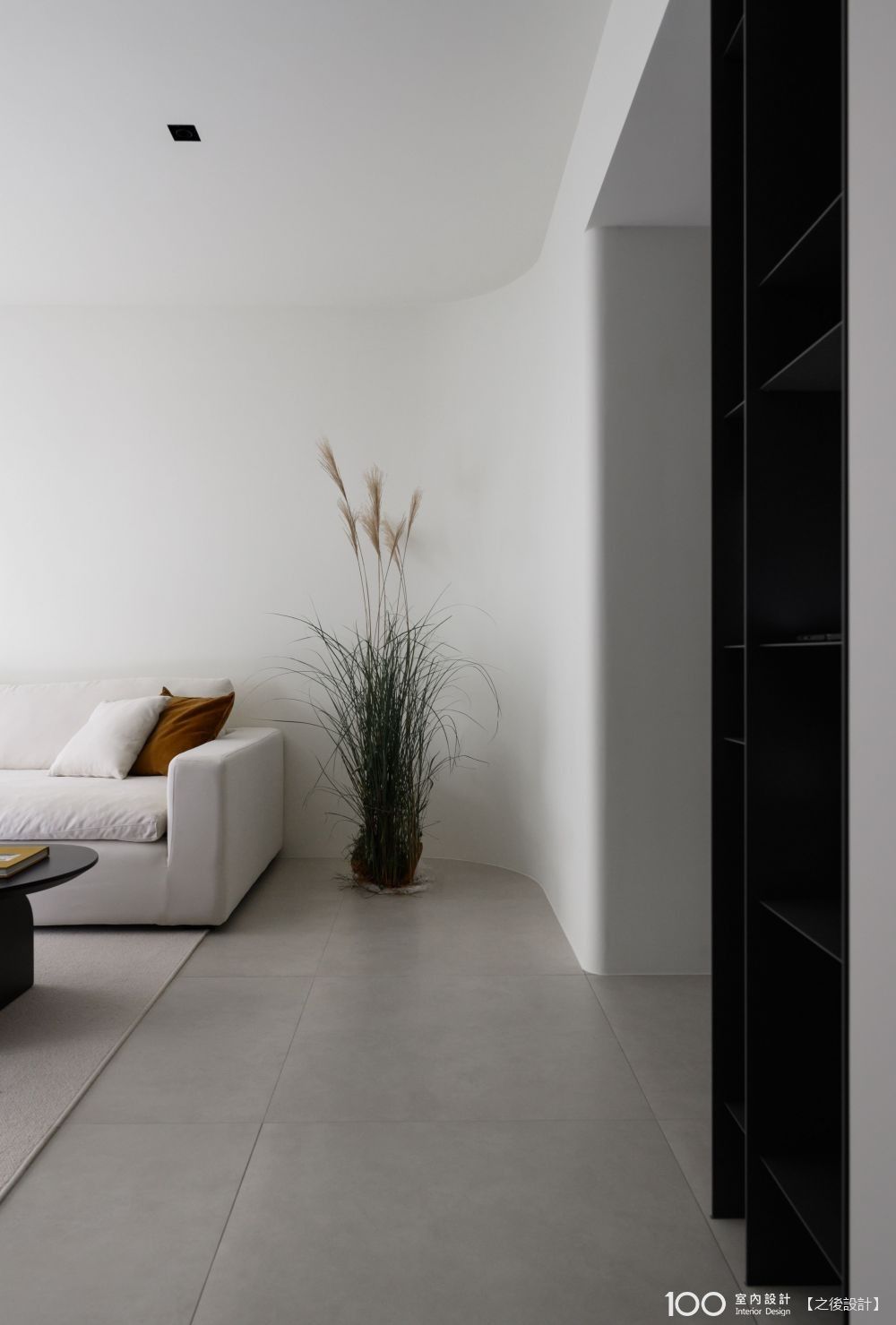 ▲特地將柱角修出弧度，去除銳利的空間感，讓過道行進動線更柔和