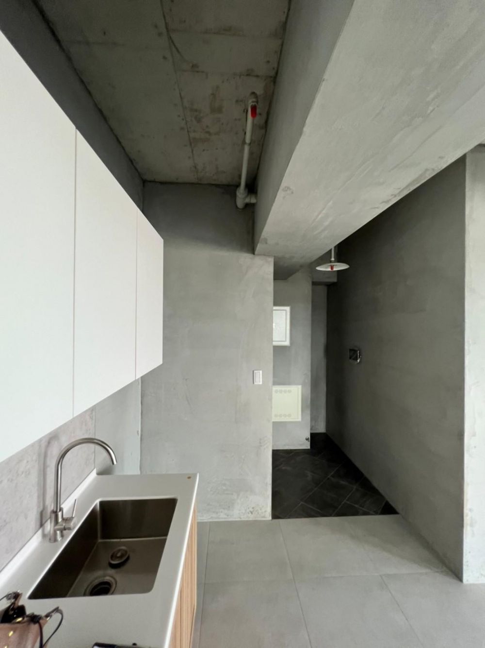 1-before-玄關區很狹小,有相當巨大的樑柱,但後來透過設計手法隱藏起來了,也爭取到很夠用的收納空間。