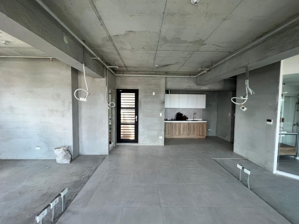 2-before-灰撲撲的水泥牆面後來刷上了深橄欖綠,和淺灰色藝術漆電視牆與木紋互搭,有一種安定心情的效果。