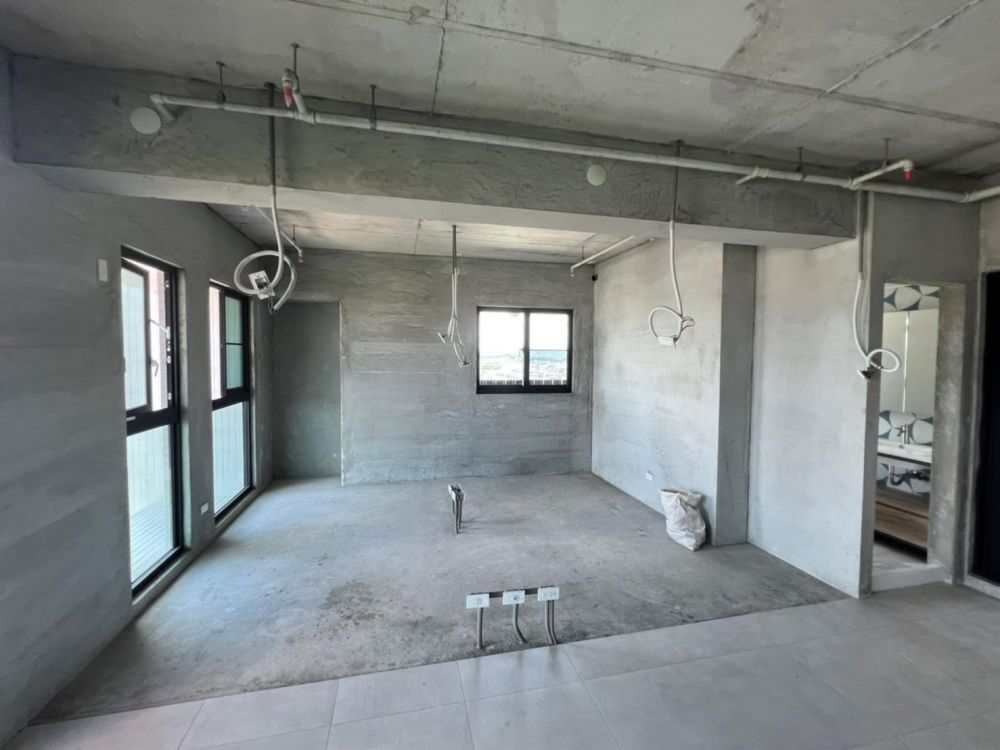 3-before-藉由一道牆和門洞,把睡眠區與衣櫃區分開來,該有的機能和採光全都滿足了。