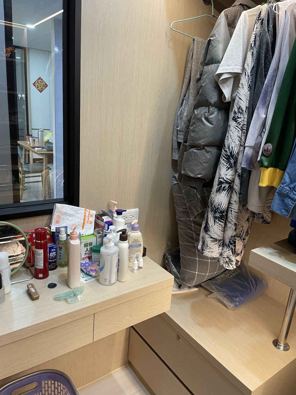 ▲梳妝檯看起來還行,其實超小,抽屜還會卡到椅子(所以椅子就沒放了)