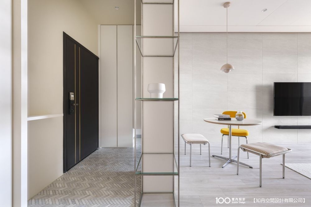 玄關結合展示櫃，質感、收納都滿足！