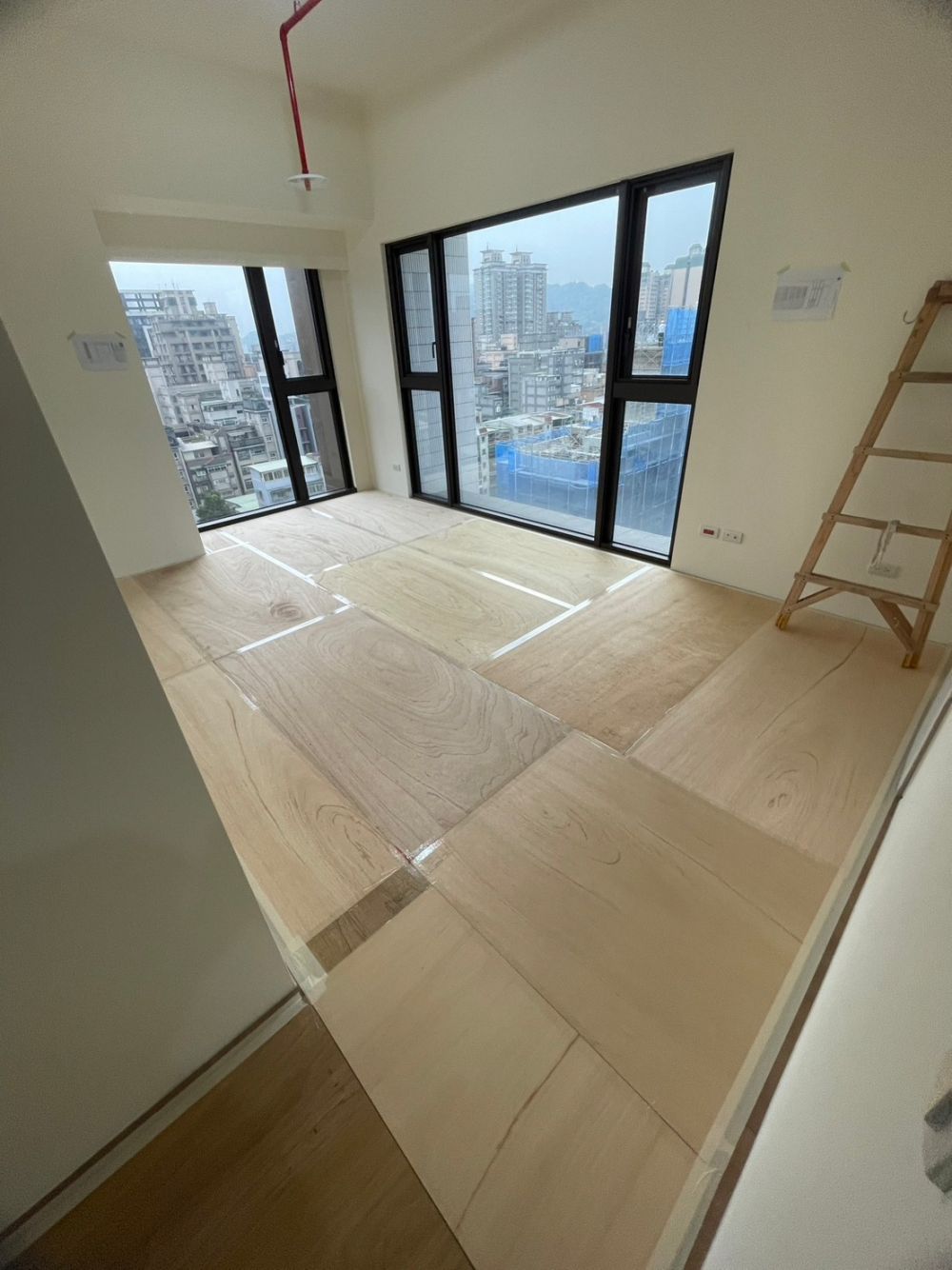 3-before-主臥有兩面開窗,其中一側規劃為休閒臥榻和書桌,同時也能保留景觀和採光。