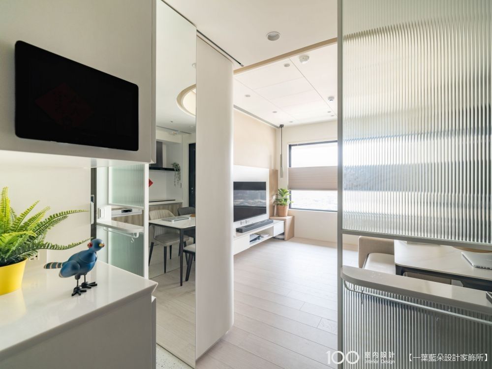 ▲門上的明鏡不僅作為穿衣鏡使用,還能擴大玄關的空間感