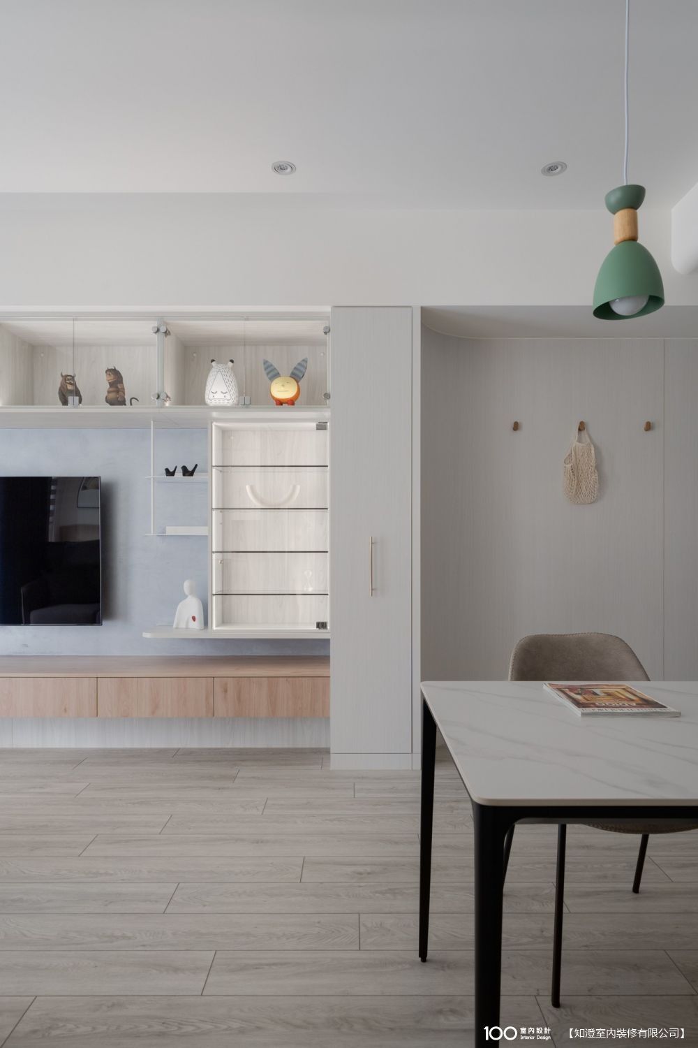 ▲公仔櫃內置入了向上打光的線型照明，讓公仔們質感大翻倍