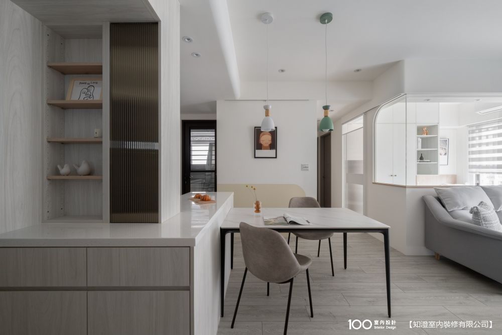 ▲吧檯連結餐桌後，走道可以集中在單邊，能省下更多空間