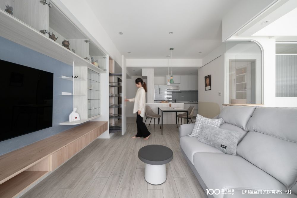 ▲特殊五金外拉式鏤空櫃，滿足我們想要一個大型零食雜物櫃的願望