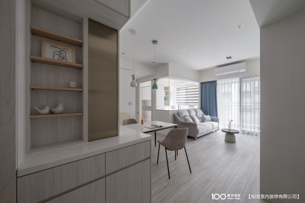 ▲玄關櫃上方是兩邊都有機能的雙面櫃