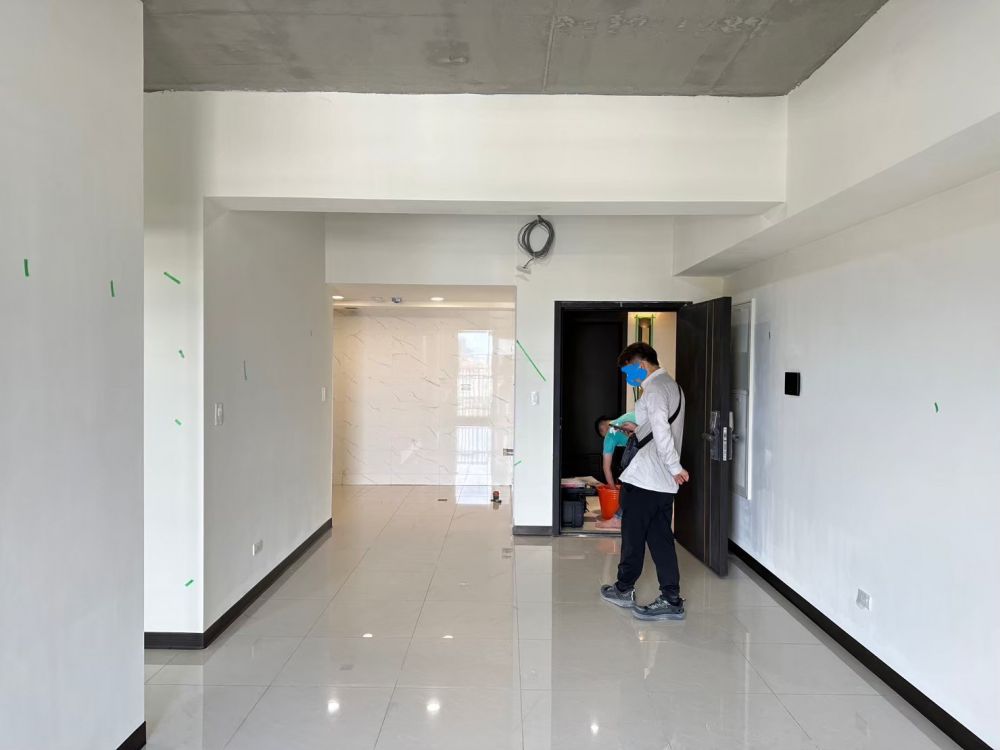 2-before-大門旁原本是開放式廚房,為了讓冰箱有適當的擺放空間,稍微把牆面往外延伸一點,同時也加了拉門,避免炒菜時油煙擴散到客廳。