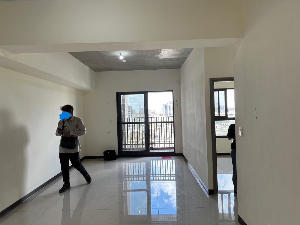 3-before-儲物櫃順沿著大樑展開,巧妙修飾了牆面凹凸視覺,也解決收納問題!