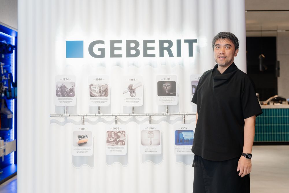 ▲吉博力台灣旗艦中心董事長郭俠邑，2024年引進瑞士百年品牌GEBERIT吉博力，不僅解決缺工問題，還為企業省下更多建築成本。(品牌提供)