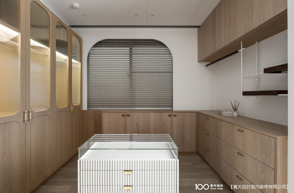 不浪費一寸空間！打造井井有條的小坪數更衣室