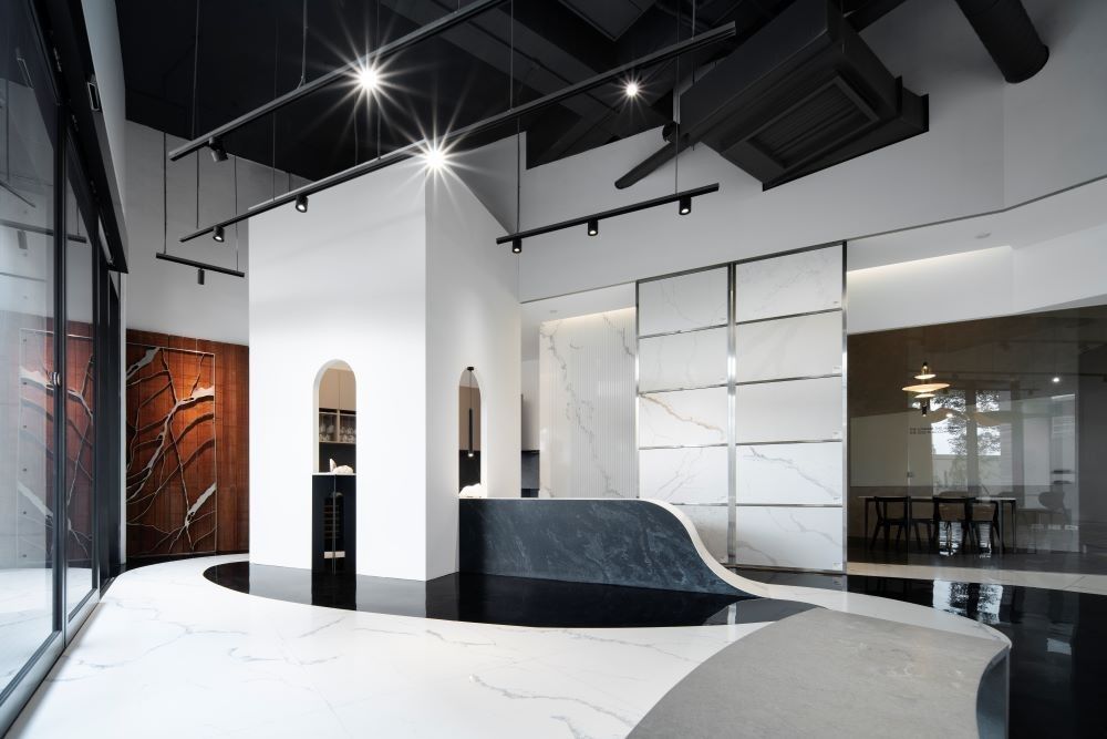 ▲山恩台北南港展間以「藝廊」為設計靈感，打造出兼具藝術氣息與流動感的空間體驗（照片拍攝-REAE Vision）