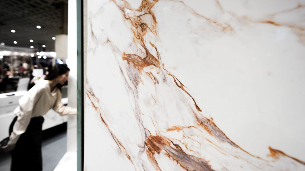 ▲再生板材結合多象限印刷技術，打造出優雅自然的花紋之美。（取自 2023 年台北國際建材展-山恩展位）