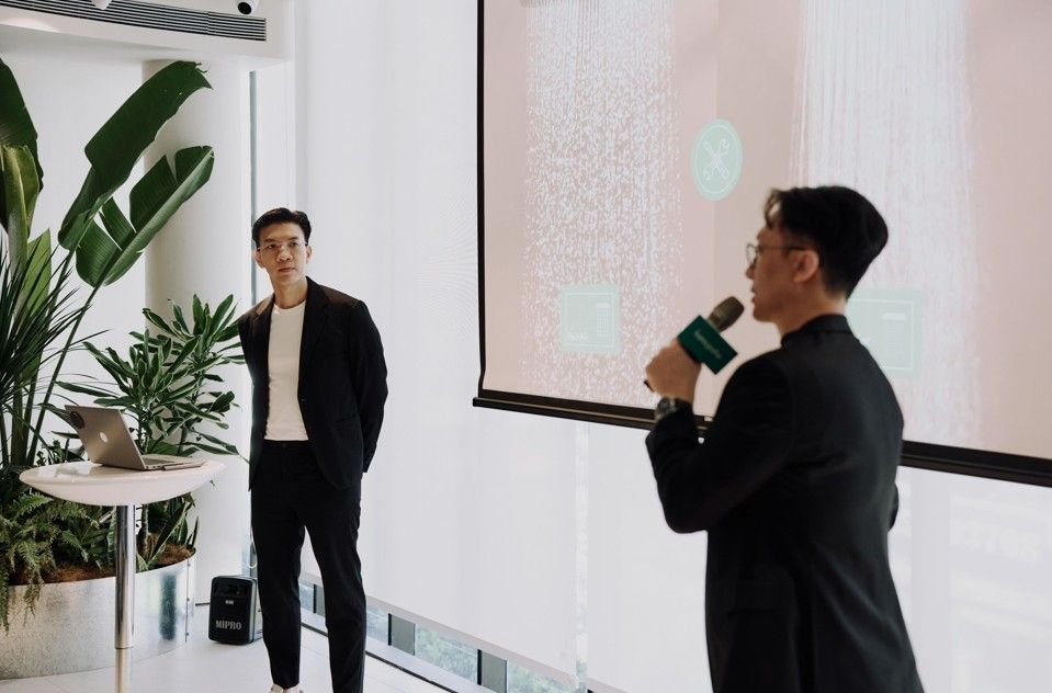 ▲hansgrohe亞太區域產品經理（左）及台灣區域總監（右）親自介紹Raindance Alive淋浴系列與 Avalegra出水面盆背後的設計理念。