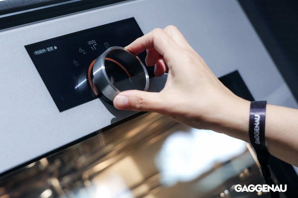 ▲頂級來自設計美學與使用體驗的雙重享受，GAGGENAU將「操作」昇華為儀式，使用者在轉動懸浮控制環時可以感受到細緻的刻度回饋。
