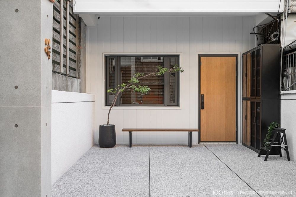 既粗獷又軟Q！50年老透天拉皮大翻身，工業風時尚貓宅藏了驚人機能