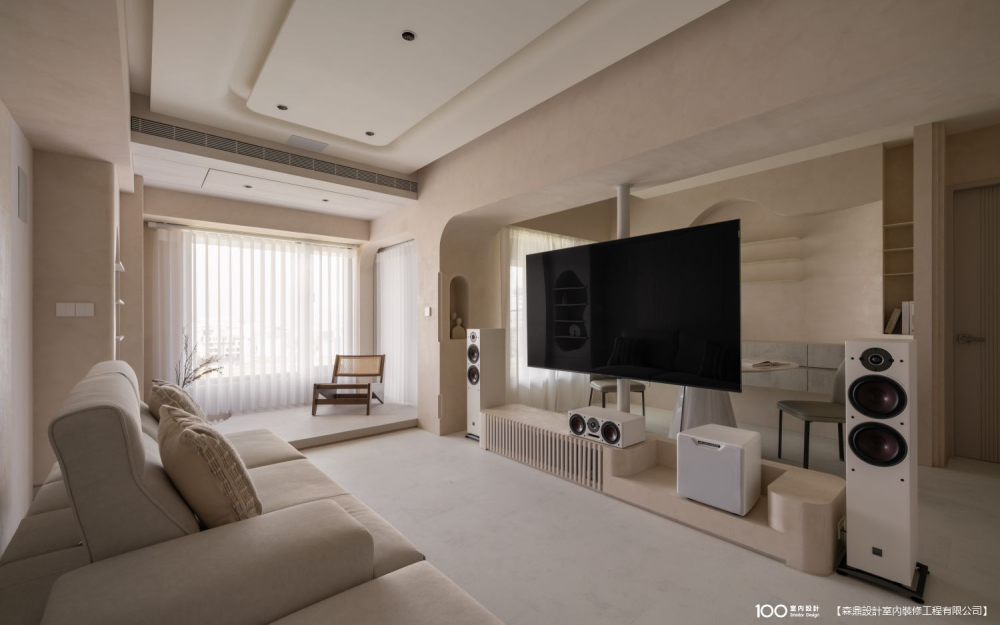 【屋主分享】開箱弧形奶油侘寂宅!旋轉電視+壁龕收納,實現公領域大機能