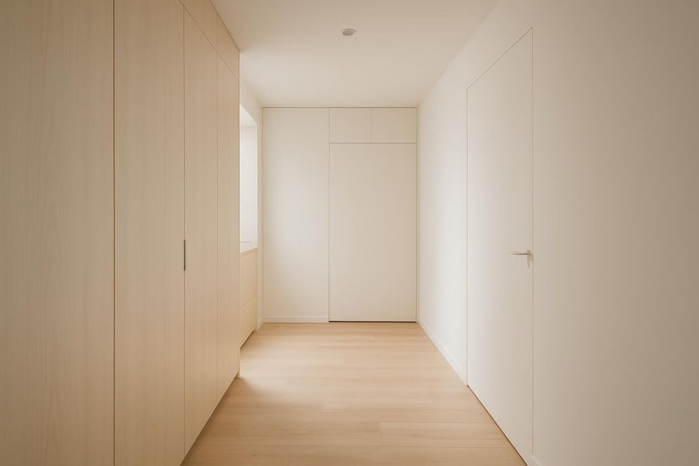 外開隱藏門這5處沒做好，空間卡手、關門易損壞！設計細節全解析