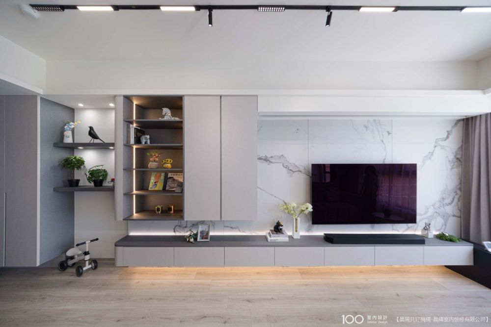 22坪灰調系現代宅的通透魔法！打掉半牆、換上隱藏門，打造一家三口的開闊生活場