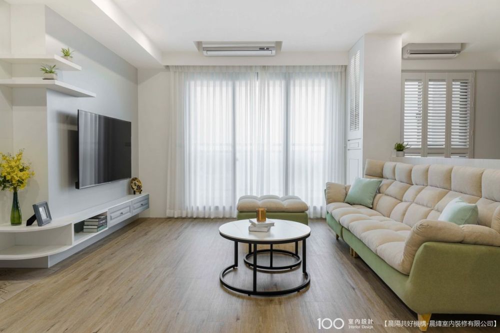 美式鄉村風回憶宅｜32坪空間運用巧思，半腰牆劃分書房、神明桌的完美融合，讓生活自在流動