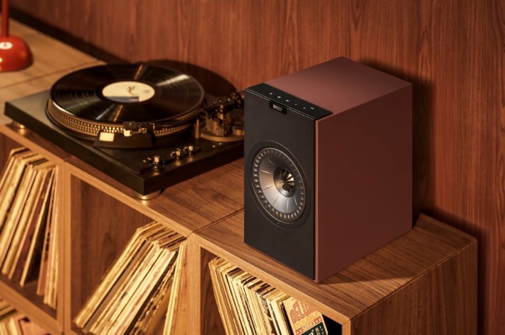 ▲對黑膠愛好者而言，Coda W 內建唱頭放大器（Phono Preamp），可直接連接大多數唱盤；同時支援 HDMI ARC、USB-C、光纖與 RCA Line 等多種輸入，並具備超低音輸出，打造真正的現代家庭音訊中心。一次推出五色，輕鬆融入現代家庭風格。