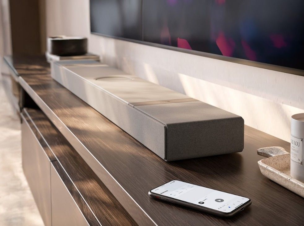 ▲XIO極簡現代的設計，提供岩黑與銀灰色兩種選擇，無論是擺放還是壁掛，都能完美融入任何家居環境。