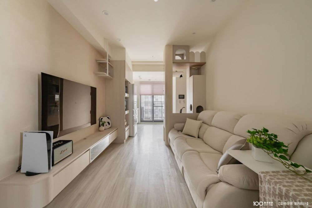 小坪數必看！20坪奶油風神級轉角櫃，一次搞定收納展示與貓樂園