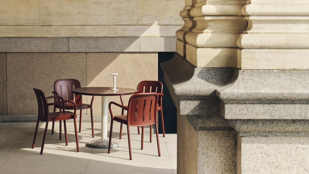 顏色：煙煤黑／奶油白／鐵鏽紅／銀灰／百里香綠，價格：NTD$14,200起